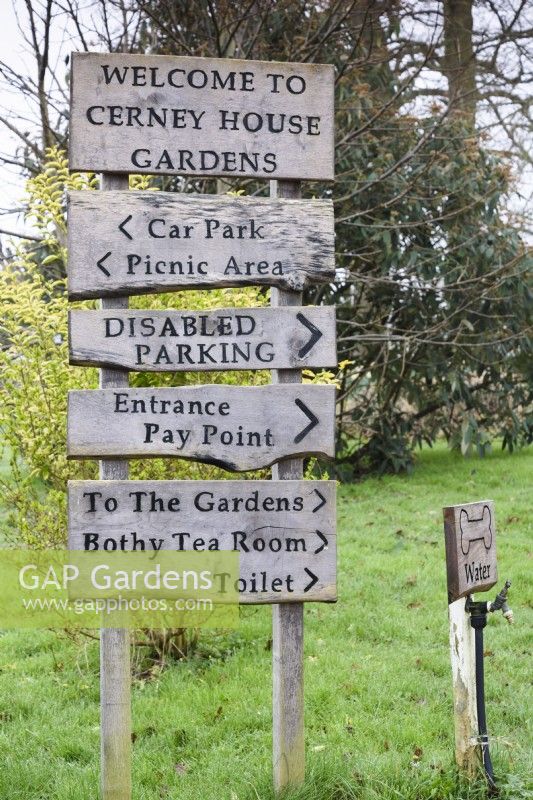 Signalisation en bois dans les jardins de Cerney House dans le Gloucestershire en mars 