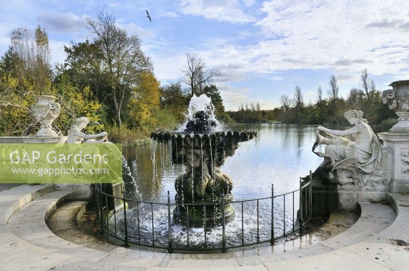 Fontaine Tazza et statues de nymphes d'eau dans les jardins italiens, Kensington Gardens, Londres, avec vue sur Long Water reliant le lac Serpentine. 