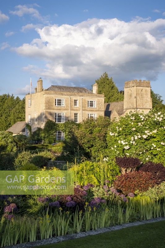 Vue vers Daglinworth House, Gloucestershire à travers les jardins à la française 