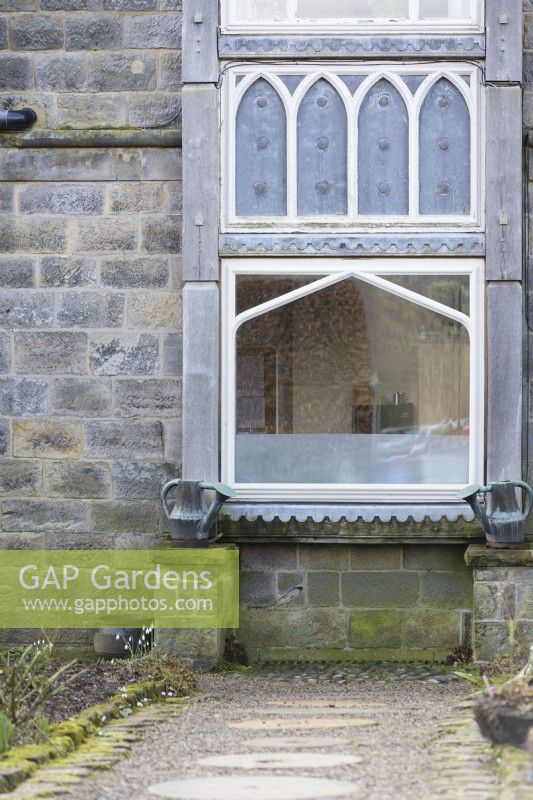 Fenêtre décorative au York Gate Garden en février 