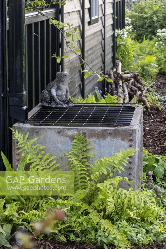 Pot carré en métal récupéré utilisé pour la collecte des précipitations - « The Grand Appeal Garden » - designer Suzy Dean - RHS Malvern Spring Festival 2024 