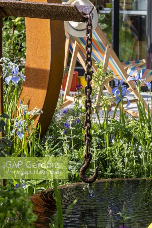 Une pièce d'eau surélevée utilisant une cornière en acier récupéré - 'Concrete 2.0' - designer Ian McBain - RHS Malvern Spring Festival 2024 