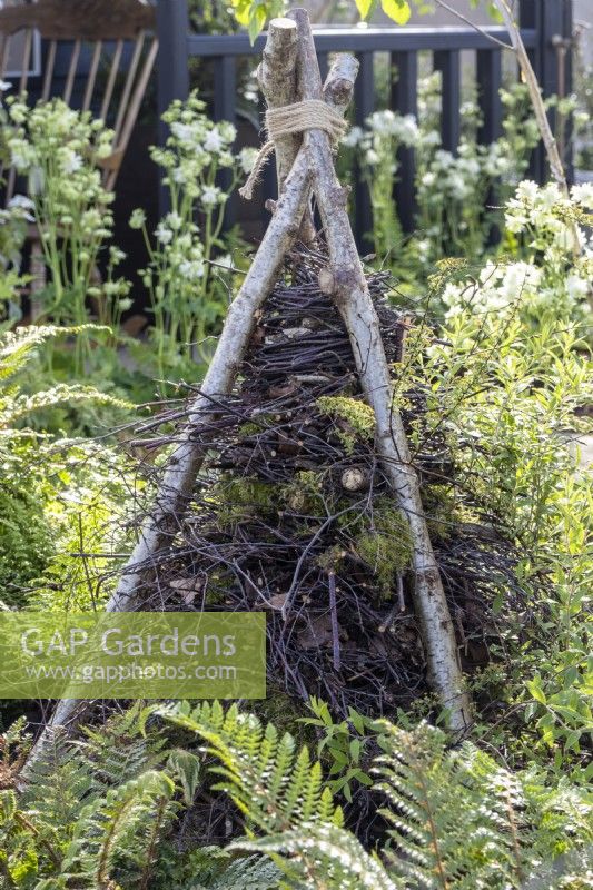 Des branches et des brindilles sont utilisées pour fabriquer un hôtel à insectes - The Grand Appeal Garden - designer Suzy Dean - RHS Malvern Spring Festival 2024 
