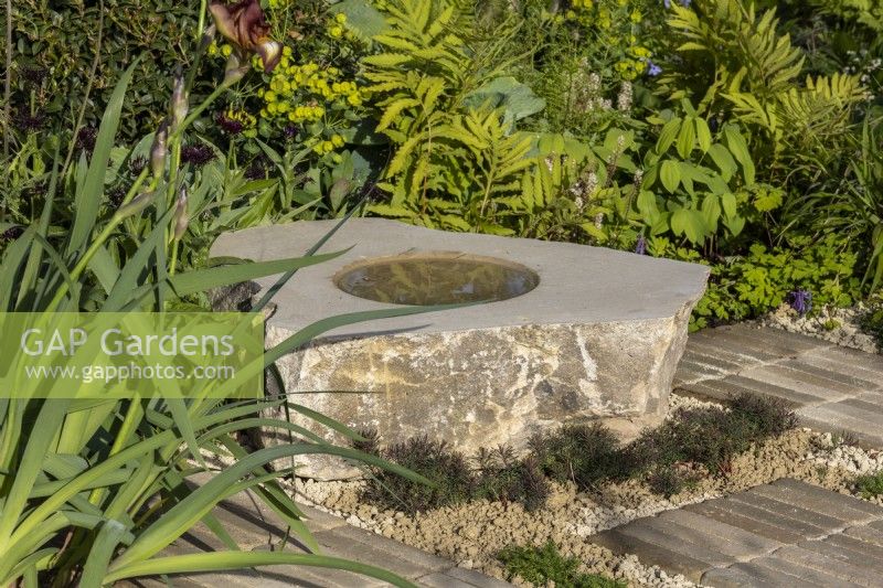 Fontaine en pierre - « Cela ne doit pas coûter la Terre » - designer Michael Lote - RHS Malvern Spring Festival 2024 