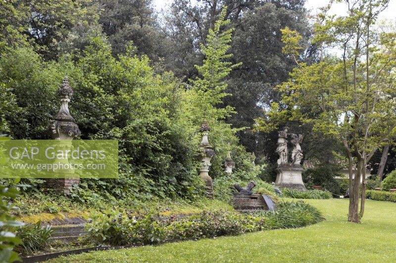 Le Canal du Dragon et le jardin avec pelouse, statues et urnes ornées. Jardins Bardini, Florence, Italie. Printemps. 