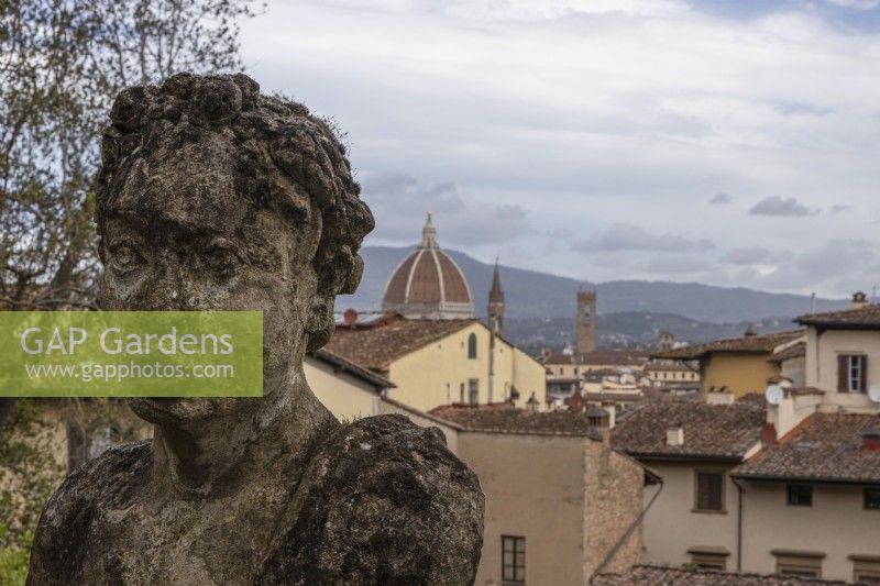 Une vieille statue au premier plan avec l'horizon de Florence et le Duomo en arrière-plan. Jardins Bardini, Florence. 