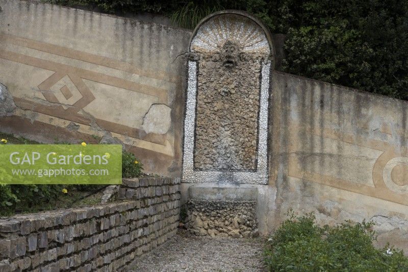 Une des anciennes fontaines du 'Mur des Six Fontaines' au bout d'une terrasse à côté de l'escalier baroque, jardins Bardini, Florence. 