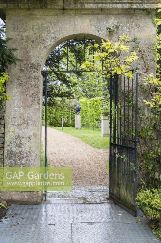 Voûte fermée en pierre reliant le jardin Mount Vernon à un chemin bordé de sculptures. Mai, printemps. 