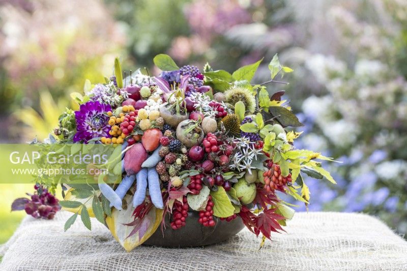 Bouquet de table d'automne de fleurs, de feuilles et de fruits comestibles 