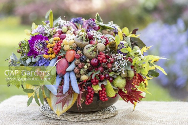 Bouquet de fleurs d'automne, de feuilles et de fruits comestibles 