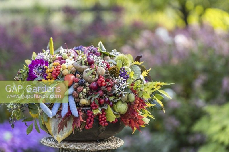 Bouquet de fleurs d'automne, de feuilles et de fruits comestibles 