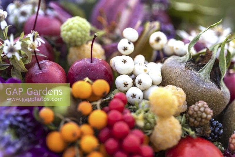 Fruits comestibles utilisés dans un bouquet aux couleurs d'automne - détails 