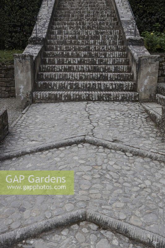 Des marches pavées étroites et peu profondes mènent à un escalier dans le jardin des fleurs. Jardins Bardini, Florence. Printemps, avril. 