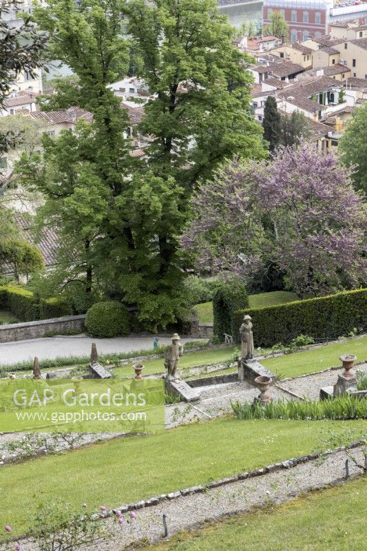 Vue sur l'escalier baroque et la colline escarpée, avec des statues classiques, des urnes et des terrasses étroites et gravillonnées dans les jardins Bardini, à Florence. Printemps, avril 