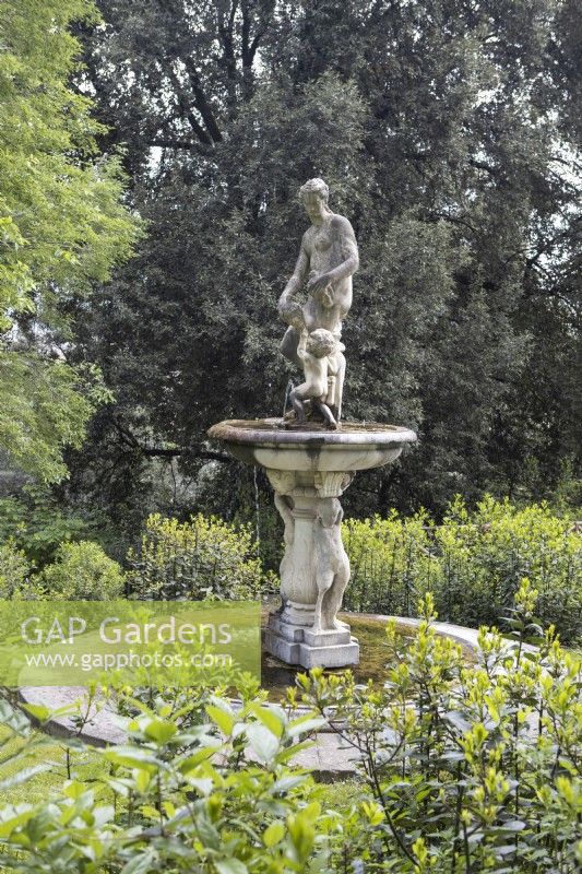 La fontaine de Vénus dans le pré de la villa, située au milieu d'une variété de feuillages d'arbres et d'arbustes. Jardins Bardini, Florence. Avril, printemps. 
