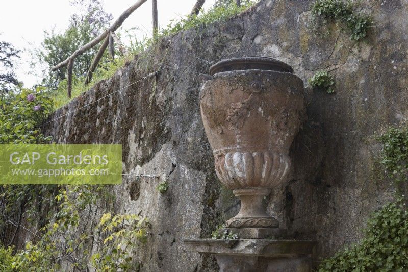 Une vieille urne se trouve au sommet d'une colonne à côté de la 'Niche des Statues' dans les Gardems Bardini, à Florence. Avril, printemps. 