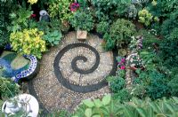 Patio - motif de mosaïque circulaire. Vue aérienne du jardin de la cour Chesham St à Brighton Sussex