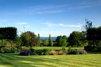 Jardin de campagne dans le Sussex avec plantation mixte et ha ha