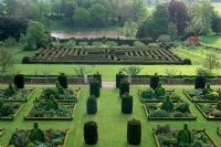 Labyrinthe et jardin à Hatfield House dans le Hertfordshire
