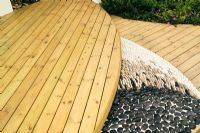 Terrasse en bois courbé avec mosaïque de galets