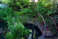 Pont sur l'étang converti de piscine à Brewery House à Somerset