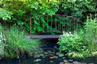 Pont sur l'étang converti de l'ancienne piscine à Brewery House à Somerset