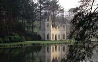 Abbaye en ruine dans le jardin paysager à Painshill à Surrey