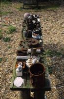 Table de sculpture d'objets trouvés au jardin Derek Jarmans à Dungeness, Kent