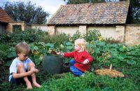 Enfants désherber le potager à Gowan Cottage dans le Suffolk