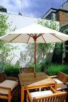 Table et chaises en bois avec parasol sur terrasse