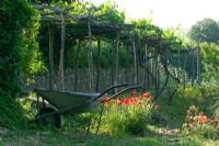 Jardins à Venzano, Mazzola, Italie ancienne brouette dans la zone de travail sous la pergola