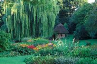 Scène du jardin Dell 2005 avec des parterres mixtes et des parterres d'îles de plantes vivaces herbacées
