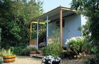 Abri de jardin avec porche peint en bleu à Farm Fields, Sanderstead, Surrey