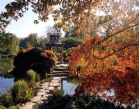Jardin boisé japonais avec pagode. Cliveden, Buckinghamshire