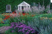 Echinops ritro, Globe Thistle, Erigeron Adria, Veronicastrum virginicum Lavendelturm, Crocosmia Lucifer, Geranium Pink Delight au Dell Garden, Bressingham.