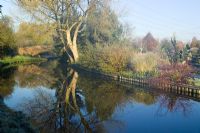 À travers le jardin de John Massey depuis la rive du canal Staffordshire et Worcester sur un matin glacial en hiver