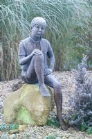 Statue gelée - 'Boy on a Rock' par Jane Hogben