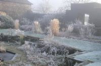 Givre dans le jardin coulé à Great Dixter en hiver - parfois aussi connu comme le jardin de la grange.