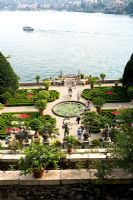 Les touristes dans les jardins à la française à Isola Bella, Lac Majeur, Piémont, Italie - l'une des îles Borromées célèbre pour ses belles vues panoramiques
