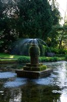 Jardin d'eau oriental exotique avec fontaine - Sezincote, Moreton-in-Marsh, Gloucestershire