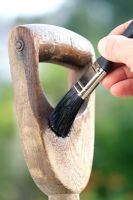 Traitement des outils de jardin en bois avec de l'huile de lin pour la protection contre la pourriture