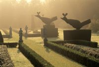 Le long jardin dans la brume matinale - Cliveden, Buckinghamshire