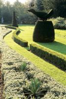 Oiseaux topiaires et coloumns en spirale 'if' dans le Long Garden, Cliveden, Buckinghamshire