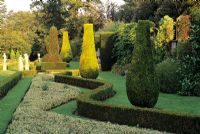 Taxus Baccata - Piliers d'ifs 'communs' et 'irlandais' dans un jardin à la française - Cliveden, Buckinghamshire