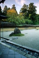 Jardin du temple Zen japonais de méditation bouddhiste avec gravier et rocher ratissé - Temple Ryoan-ji, Kyoto, Japon