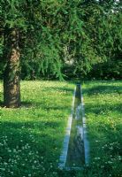 Ruisseau d'eau traversant une pelouse naturelle - Iksu Spa, Umea, Suède