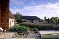 Jardin contemporain avec élément d'eau de galets - Parterres de lavandula bordés de haies basses de buxus - Pheasant Barn, Oare, Kent
