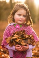 Petite fille, tenue, feuilles automne