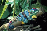 'Iguana on log 'en perles et paillettes