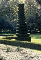 Piliers coniques en spirale Taxus dans le jardin à la française - Cliveden, Buckinghamshire